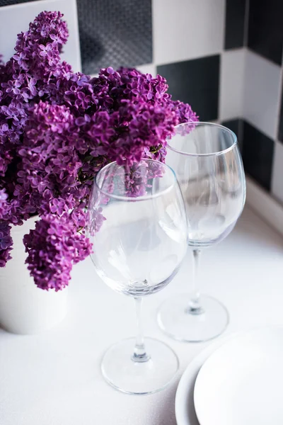 花瓶やグラスのライラック — ストック写真