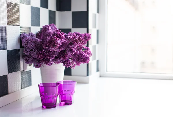 Lilas en un jarrón y vasos — Foto de Stock