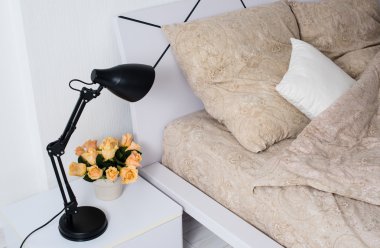 Parlak beyaz yatak odası