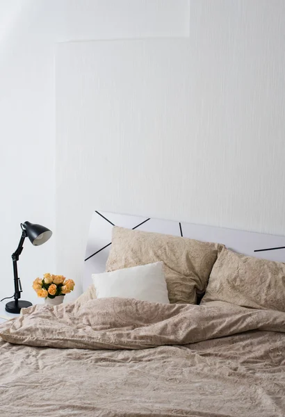 Helles weißes Schlafzimmer — Stockfoto