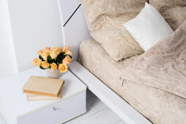 Kamar tidur putih terang — Stok Foto