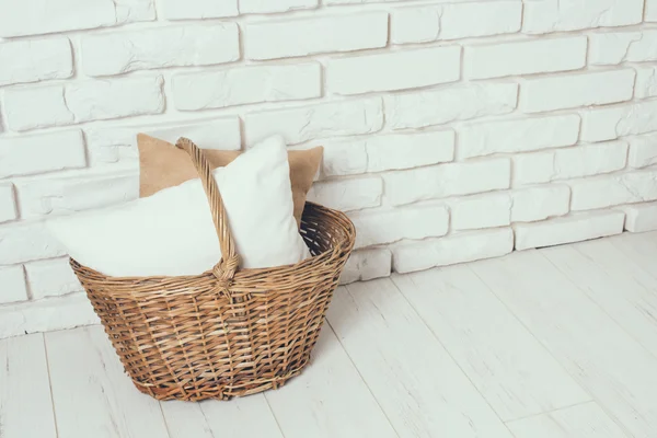 Bir yastık ile hasır sepet — Stok fotoğraf