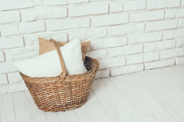 Cesta de mimbre con almohada —  Fotos de Stock