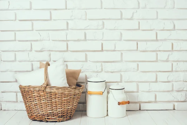 Bir yastık ve süt kutular ile sepeti — Stok fotoğraf