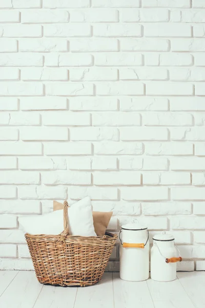 Cesta com travesseiro e latas de leite — Fotografia de Stock