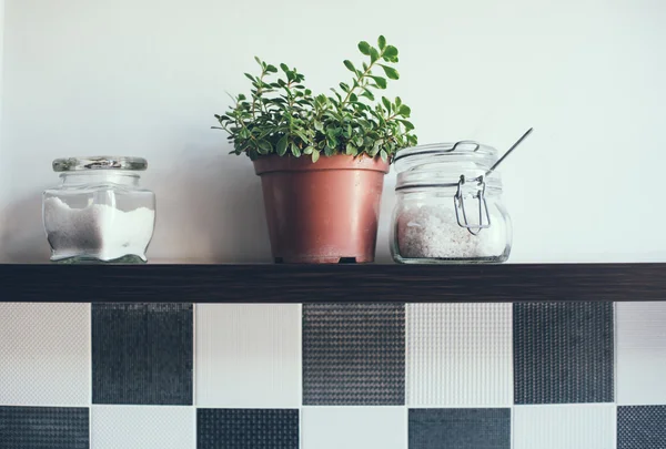 Potten op de plank van de keuken — Stockfoto