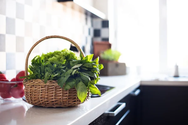 Cesta com verduras frescas — Fotografia de Stock