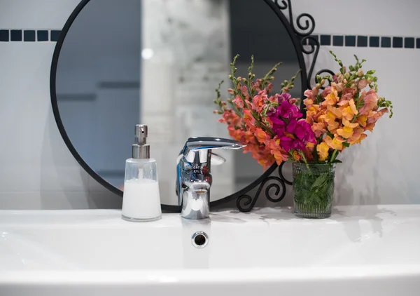 Квіти у ванній — стокове фото
