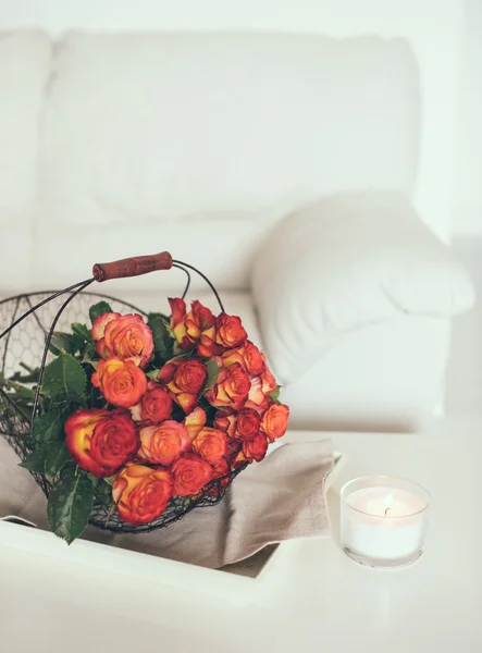 Las rosas en la cesta sobre la mesa — Foto de Stock