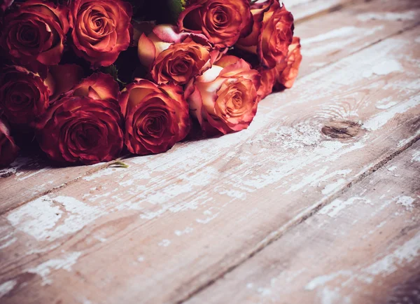 Rosas sobre una vieja tabla de madera —  Fotos de Stock