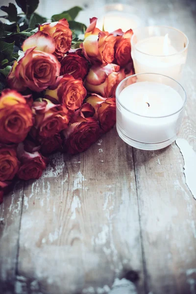 Розы и свечи — стоковое фото