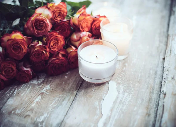 Rosas e velas — Fotografia de Stock