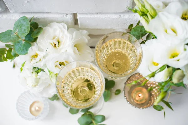 Two vintage glasses of champagne — Stock Photo, Image