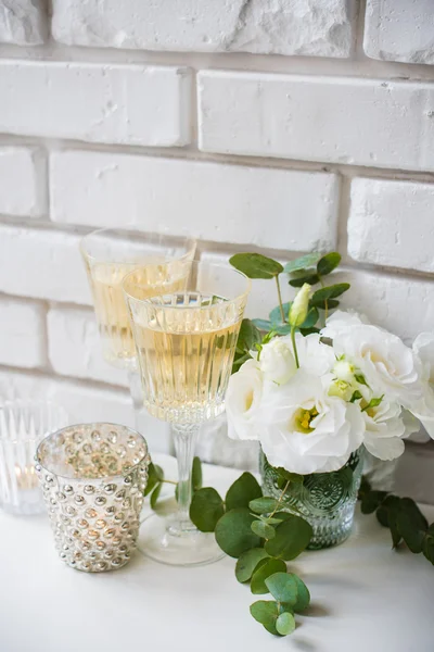 Two vintage glasses of champagne — Stock Photo, Image