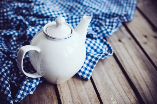 Beyaz porselen çaydanlık — Stok fotoğraf