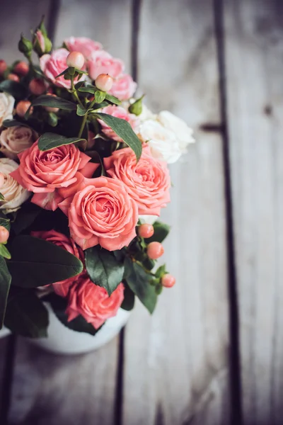 Bouquet di rose in caffettiera vintage — Foto Stock