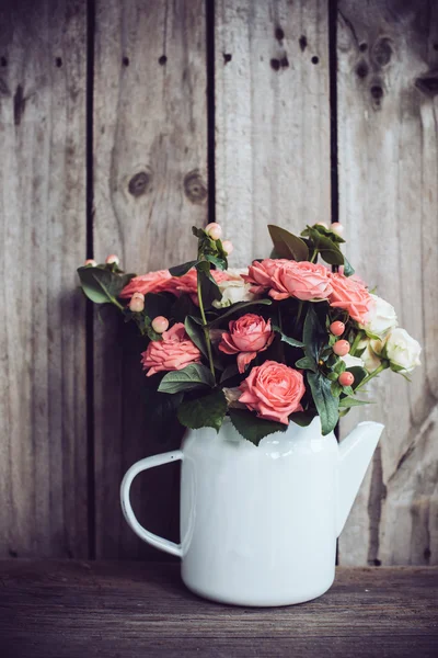Bouquet of roses in vintage coffee pot — Stock Photo, Image