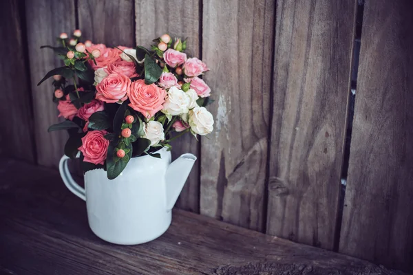 Buquê de rosas em vaso de café vintage — Fotografia de Stock