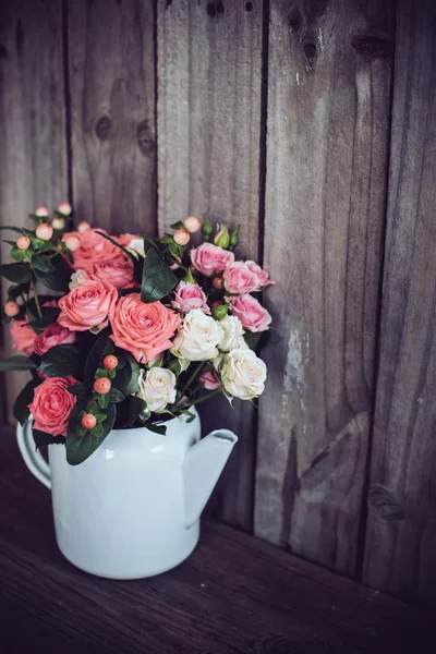 Bouquet of roses in vintage coffee pot — Stock Photo, Image