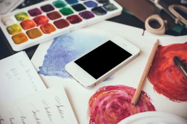 Sanatçı Studio bir tabloda Smartphone