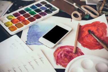 Sanatçı Studio bir tabloda Smartphone