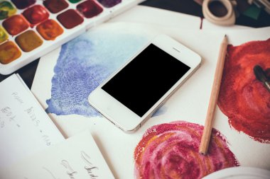 Sanatçı Studio bir tabloda Smartphone