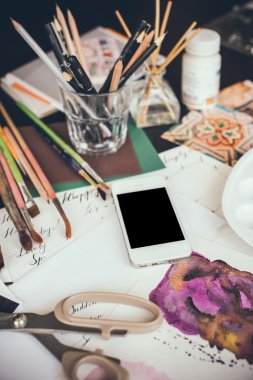 Sanatçı Studio bir tabloda Smartphone