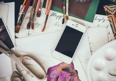 Sanatçı Studio bir tabloda Smartphone