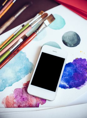 Sanatçı Studio bir tabloda Smartphone