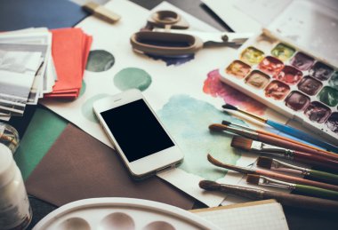 Sanatçı Studio bir tabloda Smartphone