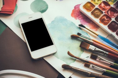 Sanatçı Studio bir tabloda Smartphone
