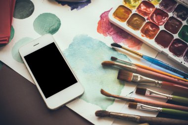 Sanatçı Studio bir tabloda Smartphone