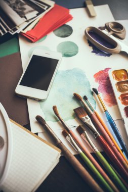 Sanatçı Studio bir tabloda Smartphone