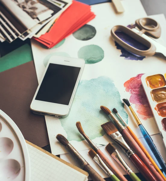 Smartphone em uma mesa no estúdio de artista — Fotografia de Stock