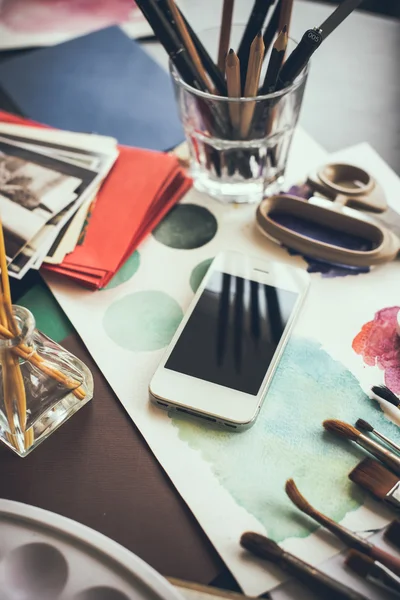 Smartphone di atas meja di studio artis — Stok Foto