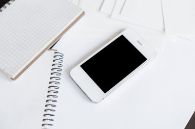 Smartphone ve temiz beyaz kağıt