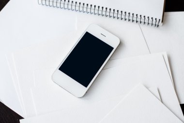 Smartphone ve temiz beyaz kağıt