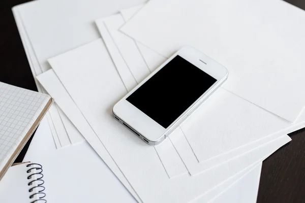 Smartphone y papel blanco limpio — Foto de Stock