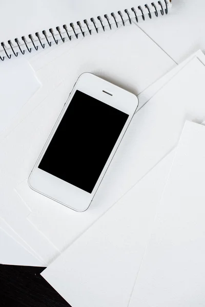 Smartphone y papel blanco limpio —  Fotos de Stock