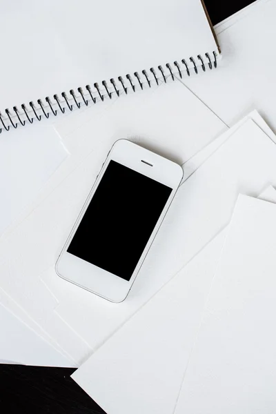 Smartphone και καθαρό λευκό χαρτί — Φωτογραφία Αρχείου