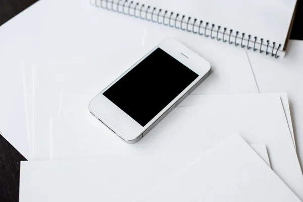 Smartphone y papel blanco limpio — Foto de Stock