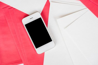 Beyaz ve kırmızı kağıt sayfalarının ile Smartphone