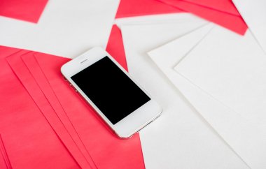 Beyaz ve kırmızı kağıt sayfalarının ile Smartphone