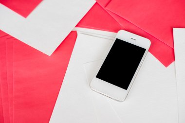 Beyaz ve kırmızı kağıt sayfalarının ile Smartphone