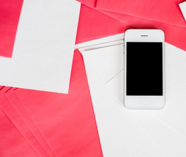 Beyaz ve kırmızı kağıt sayfalarının ile Smartphone