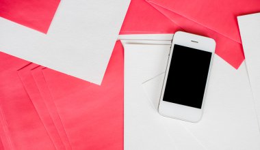 Beyaz ve kırmızı kağıt sayfalarının ile Smartphone