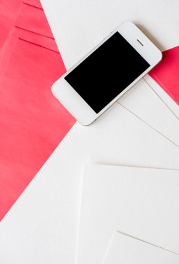 Beyaz ve kırmızı kağıt sayfalarının ile Smartphone