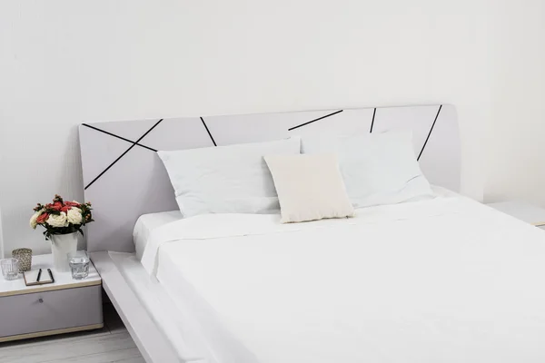 Белая спальня — стоковое фото