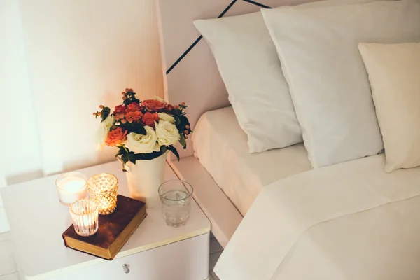 Декор приліжкового столу зі свічками — стокове фото