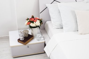 rahat ev beyaz yatak odası